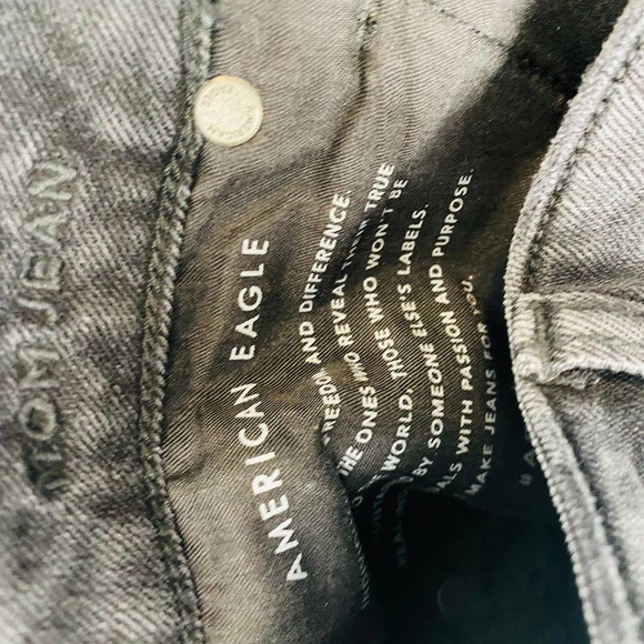 AMERICAN EAGLE Mom Jeans Comfort Stretch Waistband Black Distressed NWT Size 8 - Picture 15 of 16